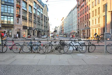 Rosenthaler Straße as seen from Hackescher Markt. DIE HACKESCHEN HÖFE are located between Alexanderplatz and Friedrichstraße, not far from the Scheunenviertel in Berlin Mitte. These residential and commercial courtyards have been designated historic landmarks since 1972. In addition to residential and office spaces, retail stores offering artistic and culinary experiences round out the picture.